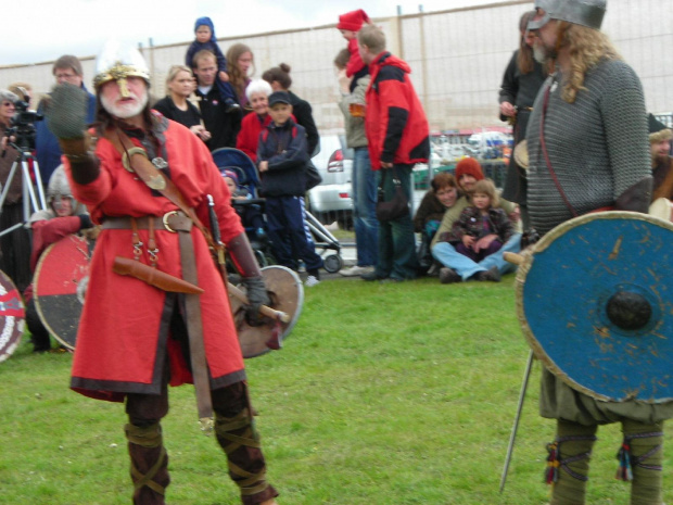 fihgting show and Peter (England) who never stops talking. Of course the fact that he was the one who started viking reenactment gives him a lot to talk about. But please! have mercy on our ears sometimes! nevertheless, an interesting persona.