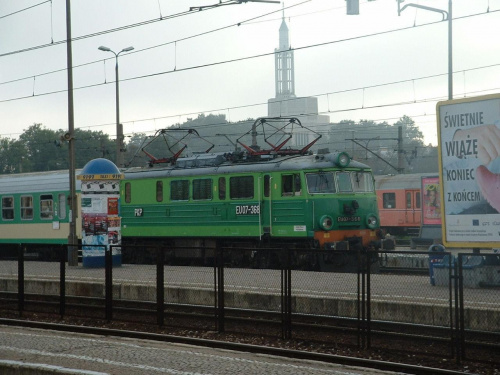 Lokomotywa z kościołem w tle.