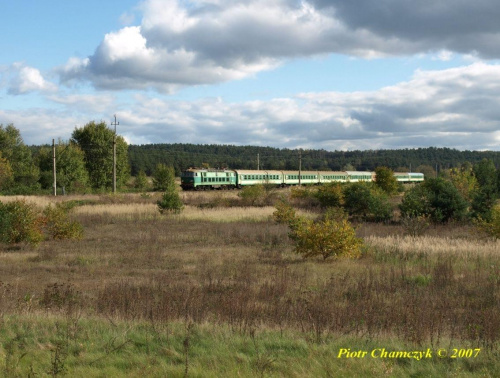 ET22-797 z P48101 Gwarek z Katowic do Słupska dociera do wiaduktu pilskiej obwodnicy #kolej #PKP #jesień