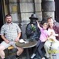 Z żoną i córką przy posągu p. Skrzyneckiego przed wejściem do "Piwnicy Pod Baranami" #Kraków #Pomnik #Piwnica