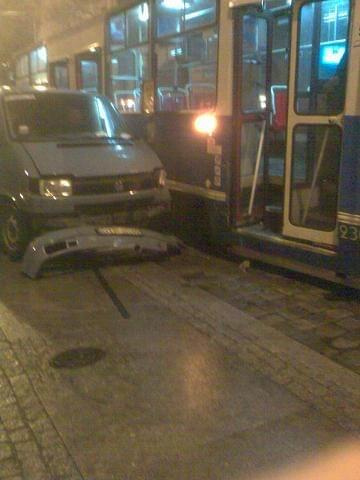 Kolizja tramwaju z samochodem volkswagenem transporterem na skrzyżowaniu ulic Kotlarskiej z Szewską we Wrocławiu.