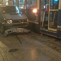 Kolizja tramwaju z samochodem volkswagenem transporterem na skrzyżowaniu ulic Kotlarskiej z Szewską we Wrocławiu.