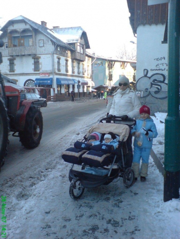 Mamuska, Klaudia i Bliźnięta :-)
Na spacerku