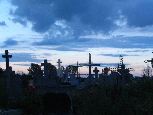 cmentarne niebo #cmentarz #krzyż #niebo #chmury #zmierzch #krzyże #mydłów #borków