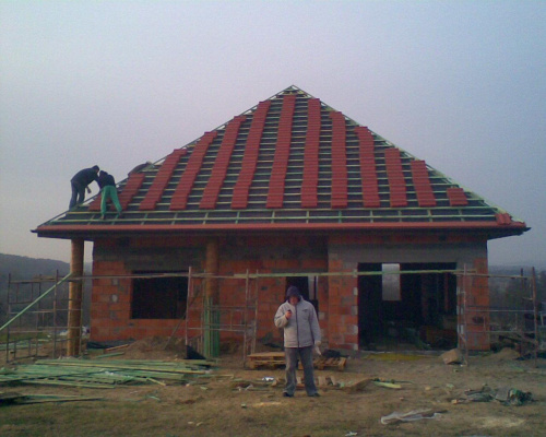 Dachówka na dachu