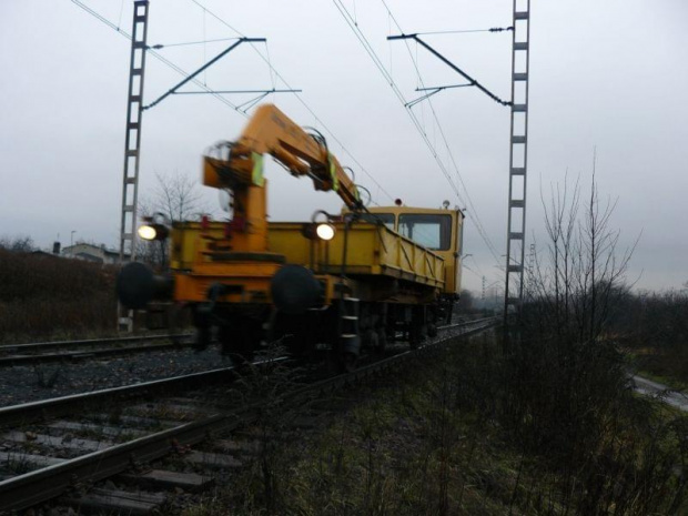 Drezyna WM-15 jedzie torem niewłaściwym w kierunku Kochłowic. (Szlak Ruda Kochłowice - Ruda Bielszowice)
(Data wykonania 12.12.2007)