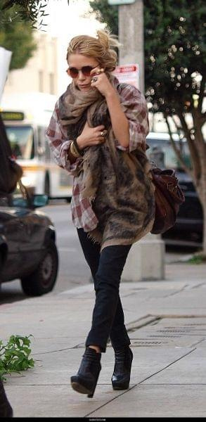 Mary-Kate leaving a resturant in West Hollywood-paparazzi grudzień 2007