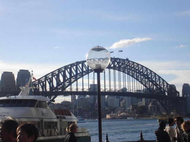 Sydney Bridge- jesli sie przyjrzysz dokladnie to mozesz zobaczyc trzy grupy ludzi na samej gorze mostu