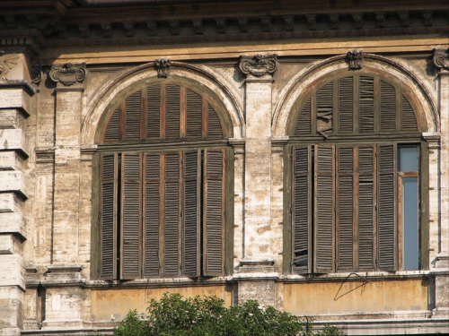 wiekowe okiennice #rzym #roma #włochy #italia #zatybrze #trastevere #okno #okna
