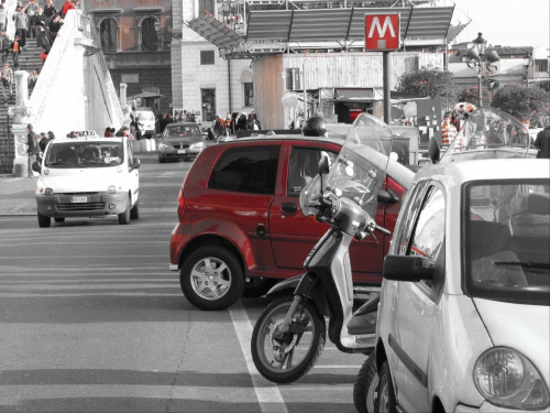 czerwone akcenty #rzym #włochy #roma #italia #samochód #metro #multipla #czerwony