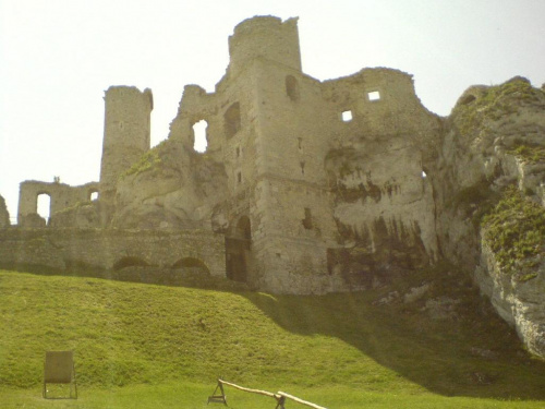 Zamek w Ogrodzieńcu w promieniach słońca