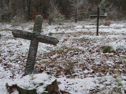 Zmrożony i opsypany śniegiem cmentarzyk #cmentarz #jesień #krajobraz #lód #miejsca #mrok #śnieg