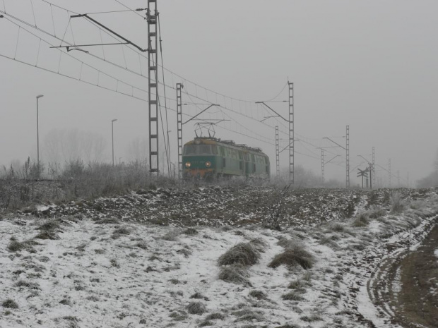 ET22-497 + ET22-338 w mglisty grudniowy dzień jadą w kierunku Kochłowic.