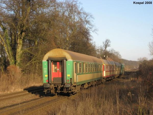 13.01.2007 (Dąbroszyn) SU45-240 z pociągiem pośpiesznym Kopernik do W-WA WSCH przelatuje przez stację,