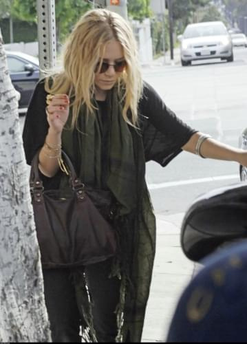 MK stops at Gil Turners Liquor store in West Hollywood-paparazzi grudzień 2007