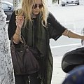 MK stops at Gil Turners Liquor store in West Hollywood-paparazzi grudzień 2007