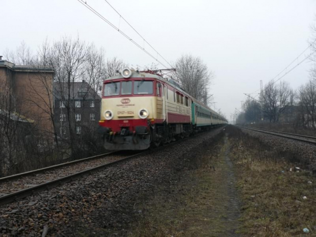 EP07-1024 z pociągiem pospiesznym relacji Zielona Góra - Przemyśl pędzi w kierunku Katowic.