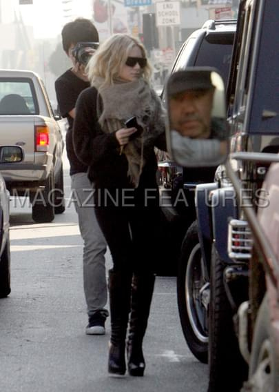 Ashley gets in her car in West-Hollywood and checks out a house-paparazzi styczeń 2008