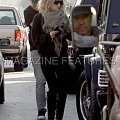 Ashley gets in her car in West-Hollywood and checks out a house-paparazzi styczeń 2008