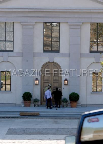 Ashley gets in her car in West-Hollywood and checks out a house-paparazzi styczeń 2008