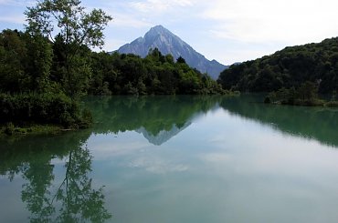 Czarodziejska góra, zwana Amariana w rejonie Tolmezzo we Włoszech. Monte Amariana dal lago di Verzegnis. #Amariana #góra #szczyt #Włochy #Italia