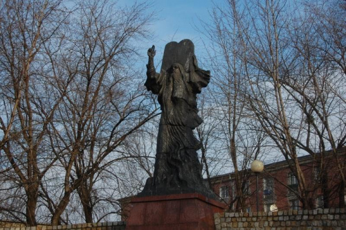 Park Staromiejski - rzeźba Mojżesza wznoszącego nad głową tablice dekalogu.