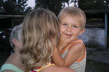 #brzdąc #uśmiech #radość #dziecko #mały #mama #chłopiec #chłopczyk