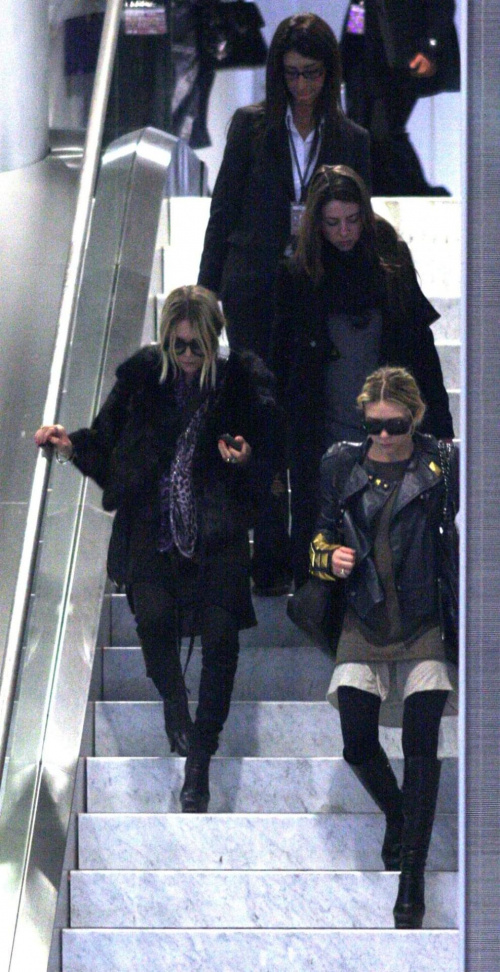 MK and Ash arrive in Paris-paparazzi luty 2008