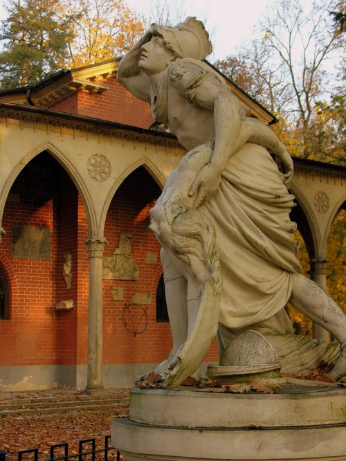 Domek Gotycki w parku I.U.N.G. w Puławach
