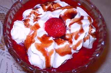 Kisiel truskawkowy z truskawkami. . #DeserySłodkości #podwieczorek #jedzenie #kulinaria #kisiel #owoce #truskawki