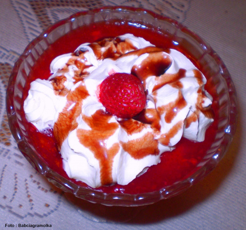 Kisiel truskawkowy z truskawkami. . #DeserySłodkości #podwieczorek #jedzenie #kulinaria #kisiel #owoce #truskawki