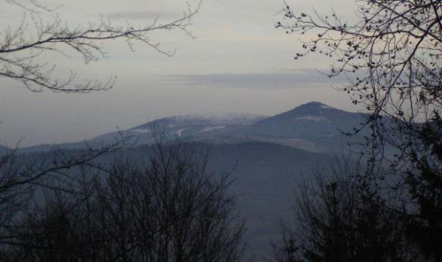 Bliżej Czarna Góra (1205m) a dalej i wyżej za razem, jego wysokość Śnieżnik Kłodzki (1425m), najwyższy szczyt powiatu kłodzkiego #CzarnaGóraŚnieżnikKłodzki