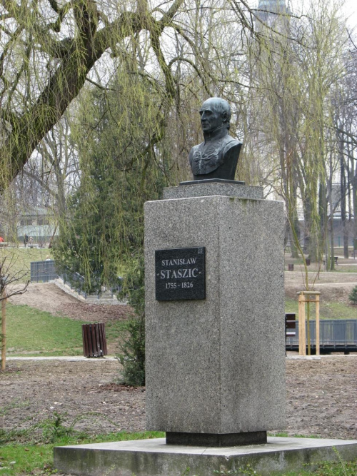 Na odnowienie parkowej lubieżnicy kasy nie brakło, ale pomnik Staszica pozostał w stanie pierwotnym. #park