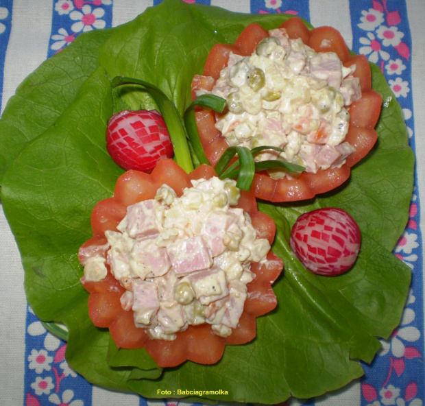 Sałatka z szynką w pomidorach.Przepisy: www.foody.pl , WWW.kuron.pl i http://kulinaria.uwrocie.info/ #przystawki #sałatka #jedzenie #kulinaria