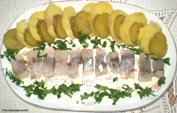 Śledziowa bieda.Przepisy: www.foody.pl , WWW.kuron.pl i http://kulinaria.uwrocie.info/ #przystawki #ryby #śledź #sałatka #jedzenie #kulinaria
