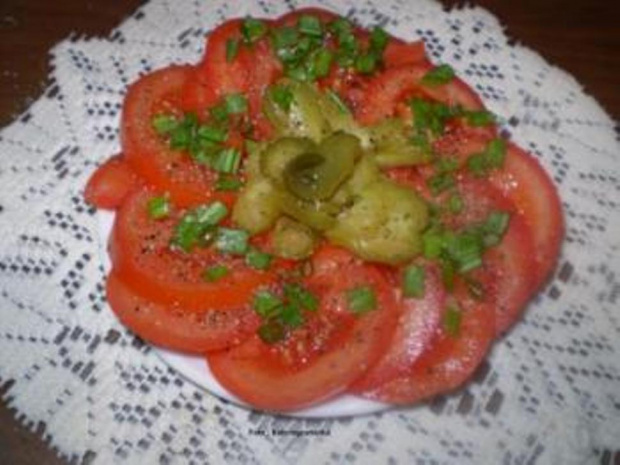 pomidory ze szczypiorkiem.Przepisy: www.foody.pl , WWW.kuron.pl i http://kulinaria.uwrocie.info/ #surówki #jedzenie #kulinaria #pomidory #szczypior