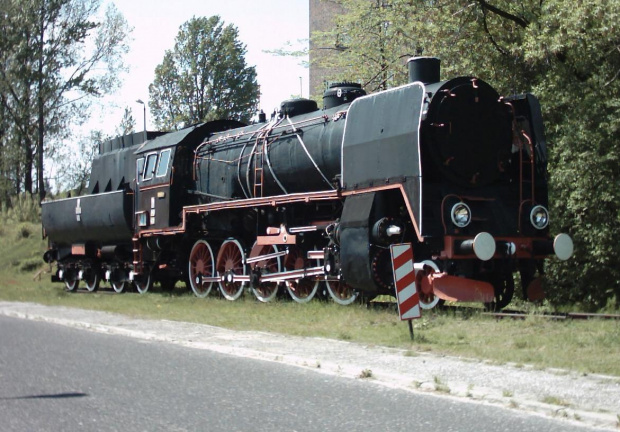 Pomnik pod Zakładem Taboru w Łazach #KolejŁazyParowóz