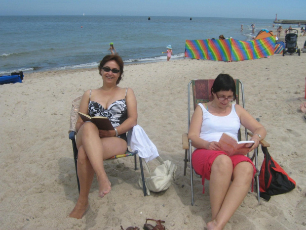 Zaczytane kobiety na pieknej plazy! - Pani Ela i Pani Iwona :P #impreza #biwak #szkoła #znajomi #morze