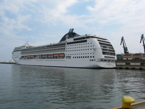 MSC Opera, dł. 251m, szer 28.8m, 8 pokładów pasażerskich, 2180 pasażerów #Gdynia #port #statek