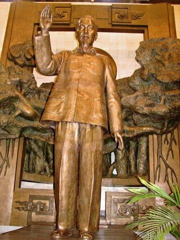 Rzeźba Ho Chi Minha w Muzeum jego imienia w Ha Noi