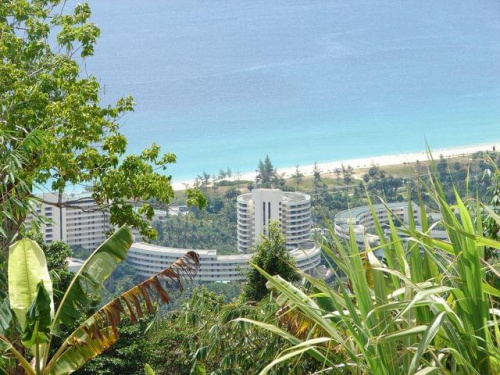 Widok na plażę Karon, ze wzgórza Nakkerd (Khao Nakkerd), Phuket