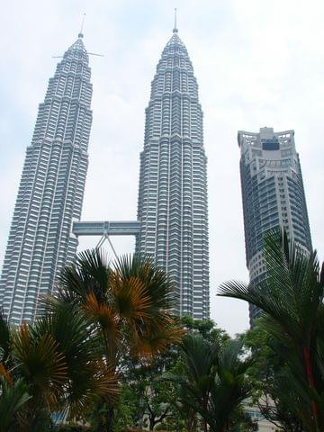 Wieże Petronas Twin Towers w Kuala Lumpur (zdjęcie z parku przed wieżami)