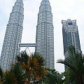 Wieże Petronas Twin Towers w Kuala Lumpur (zdjęcie z parku przed wieżami)