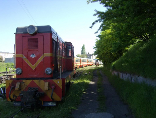 Skład z lokomotywą Lxd2- 343 już czeka gotowy do odjazdu pierwszego pociągu. #GnieźnieńskaKD #wąskotorówka #gniezno #kolej #Lxd2