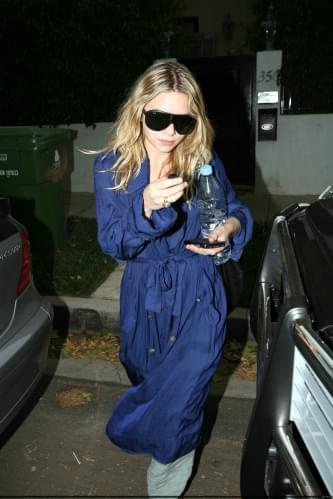 Ashley out in Hollywood-paparazzi maj 2008