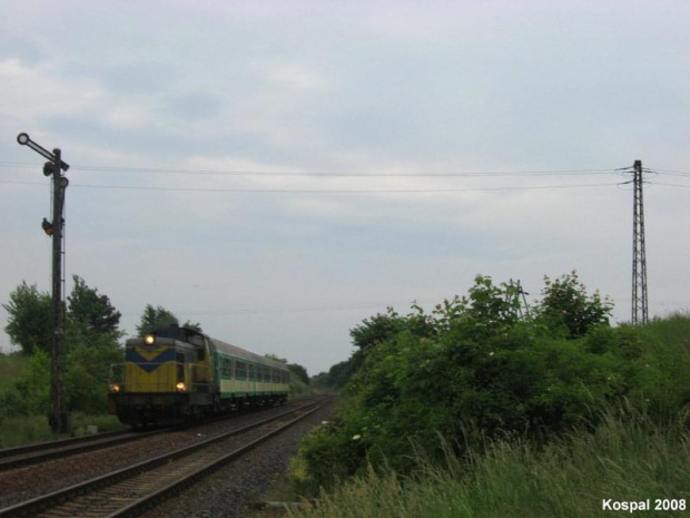 26.05.2008 SU42-532 z pociągiem osobowym z Gorzowa Wlkp mija symafor wjazdowy do stacji końcowej. #SU42 #Kostrzyn #PKP