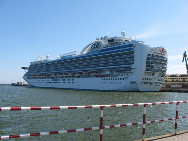 Crown Princess, 289m dł, 36m szer, ponad 3000 pasażerów, 1200 czł. załogi #CrownPrincess #statek #Gdynia #port #Hel