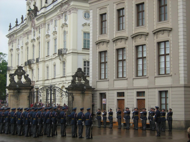 Praga -zmiana warty przed Pałacem Prezydenckim