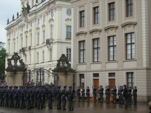 Praga -zmiana warty przed Pałacem Prezydenckim