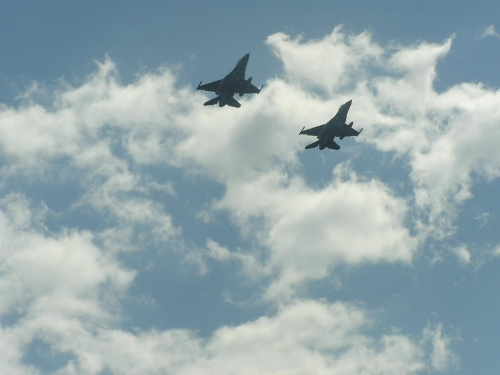 #F16 #samolot #samoloty #lotnictwo #akrobacja #niebo #WPowietrzu #chmury #AkrobacjePodniebne